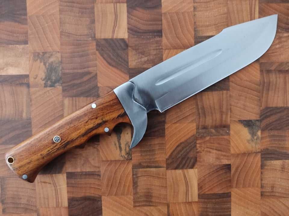 Нож ръчна изработка от стомана D2 с кания от естетвена кожа