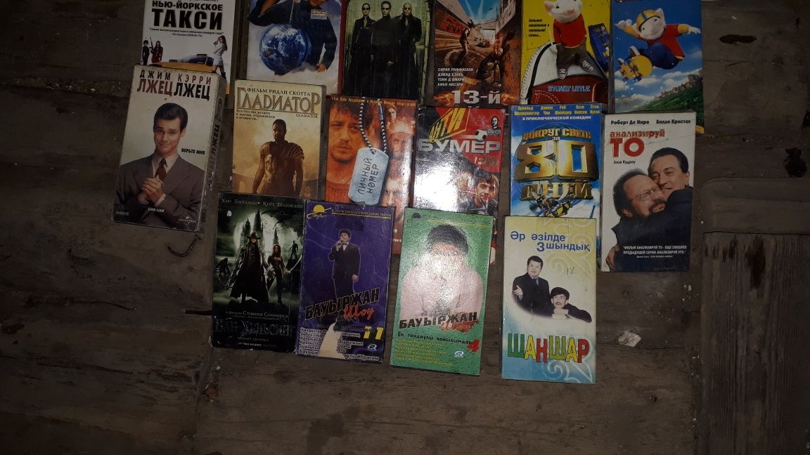 Видеоплеер, видеокассеты, DVD плеер, аудиокассеты, телевизор