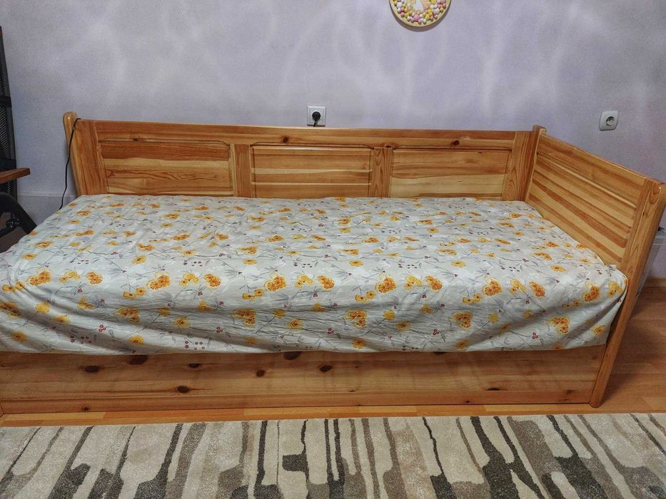 Легло с матрак и повдигащ механизъм