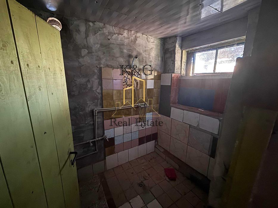 Двуетажна тухлена на гредоред къща в с. Топчии