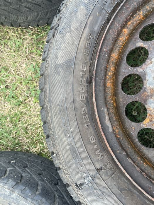 Vand 4 cauciucuri de iarna