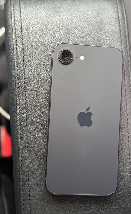 Vând Iphone16e cu 22 luni garanție