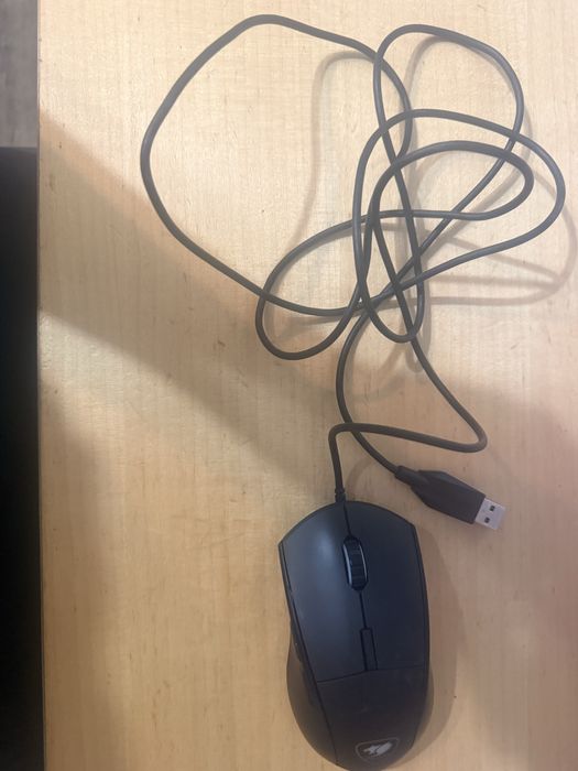 Продавам геймърска мишка Cougar Minos XT