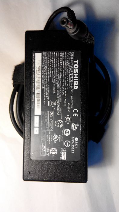 Toshiba Original 19V-6,3A 100-240V 50-60Hz PA1121-04