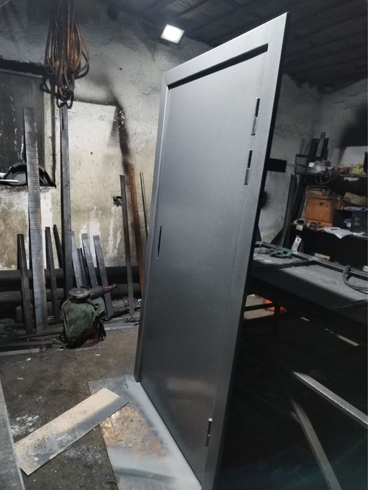 Изготовлю железные  двери