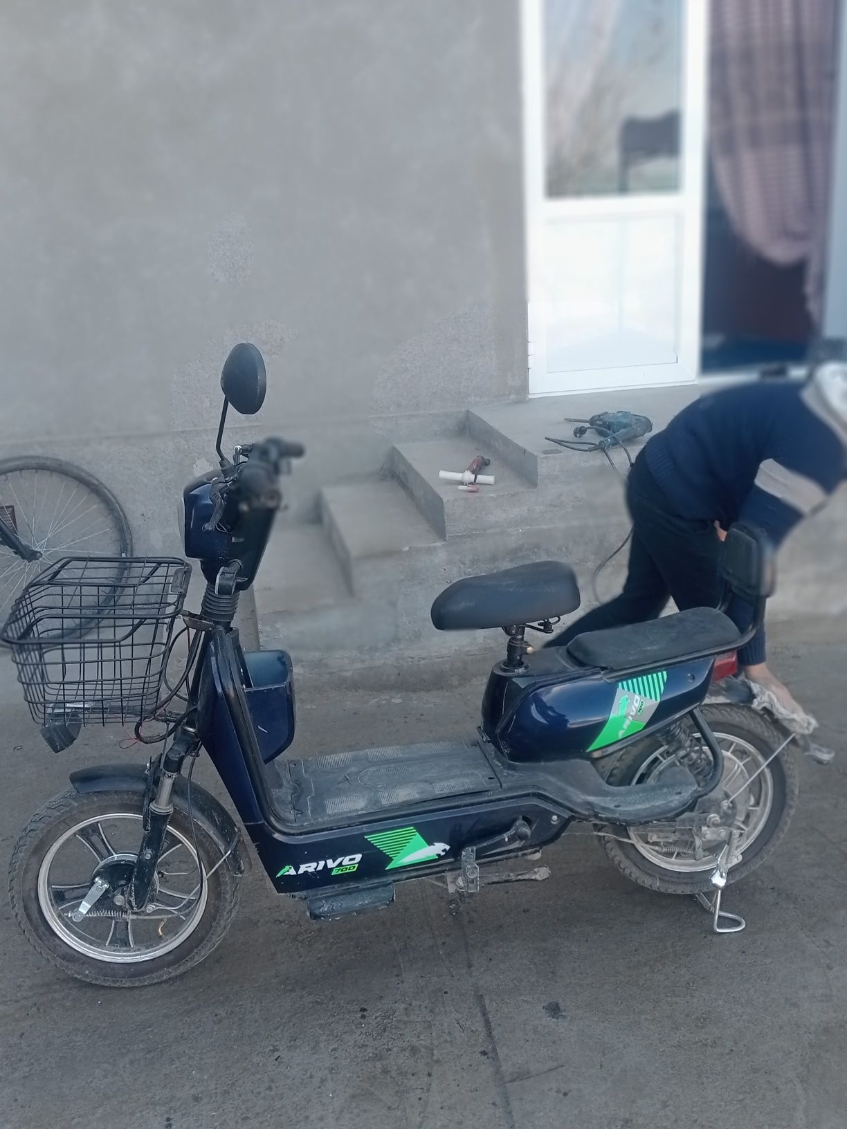 Skuter 5ta akumliyatorli deyarli yangi