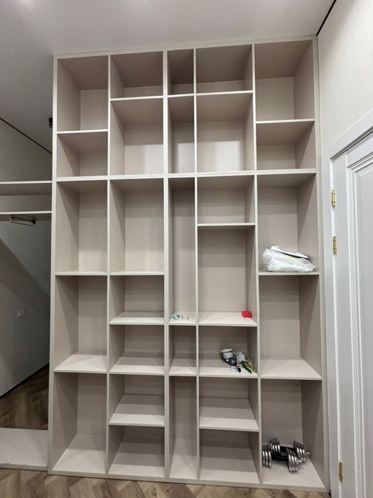 Стеллаж светлый многоуровневый