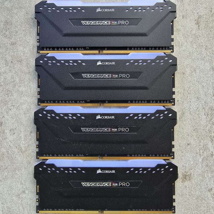 DDR4 64GB CORSAIR VENGANCE PRO, rgb,2 kituri de 32gb (TOTAL 64GB)