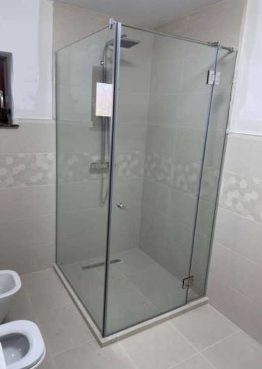 uși din sticlă securizată, compartimentări și cabine de duș
