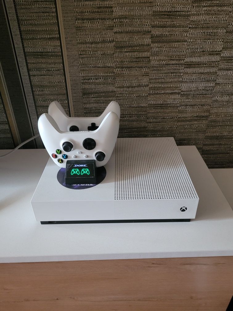 Продам Xbox one s 1tb