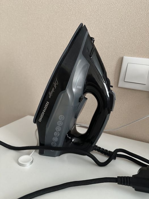 Продаю Утюг Redmond