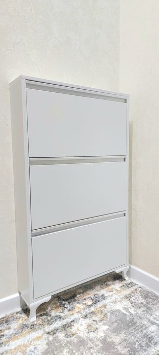 Trentdagi oyoq kiyim javoni