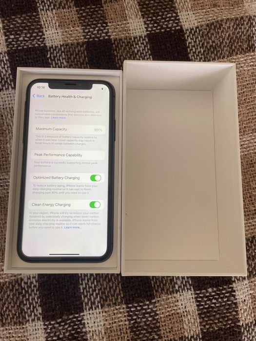 Продавам черен iPhone X 64GB