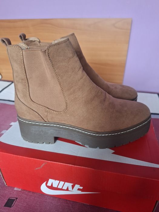 Vând Ghete Damă Bershka Mărimea 38 Noi Italia