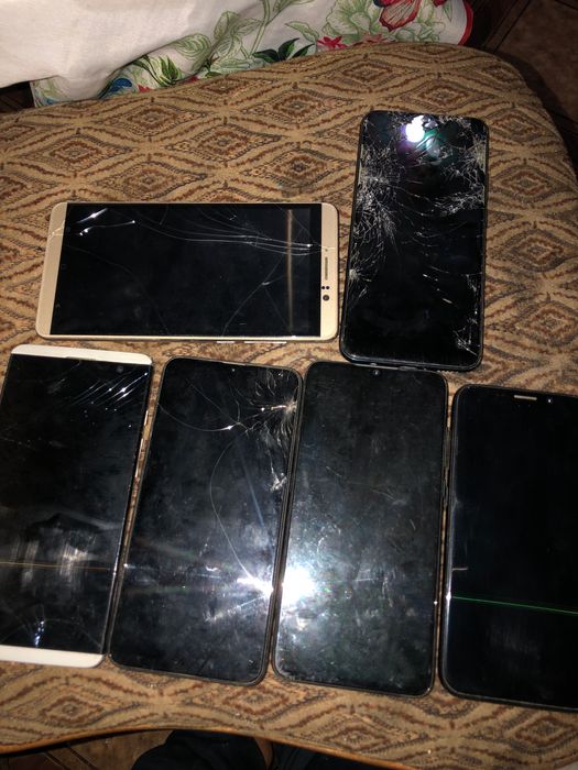 Vând telefoane pentru piese sau schimb cu un telefon decent