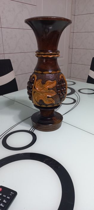 Vază din lemn sculptată manual. Veche de 70 de ani.