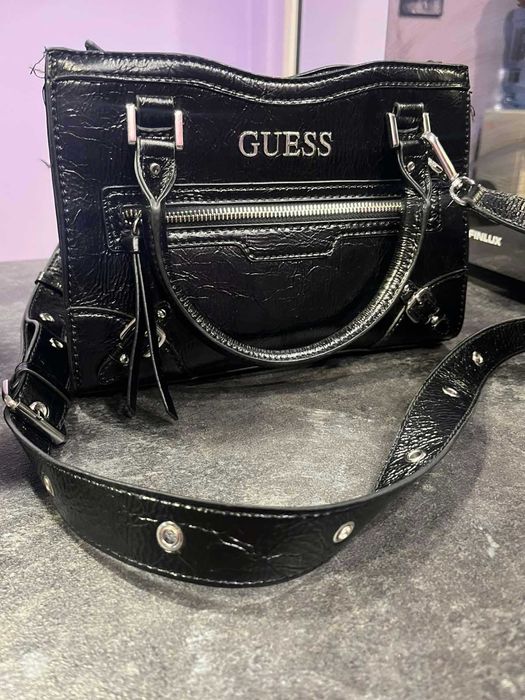 Черна кожена чанта на GUESS