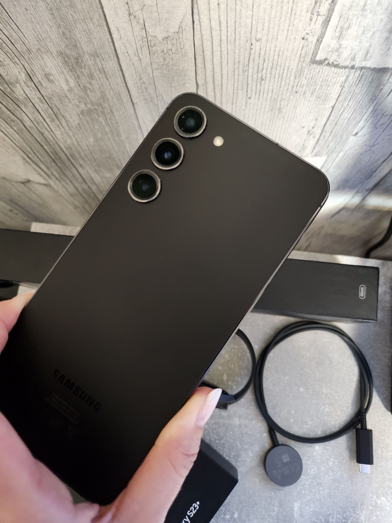 Samsung Galaxy S 23+ 512GB и часовник
