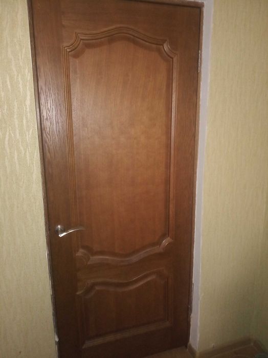 Двери межкомнатные, шпон. Добротные крепкие двери с ручками. На фото.