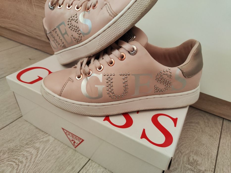 Оригинални маратонки кецове Guess В отлично състояние. 36 номер. С кут