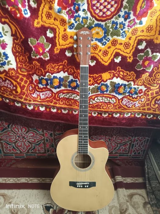 Гитара сотилади бу