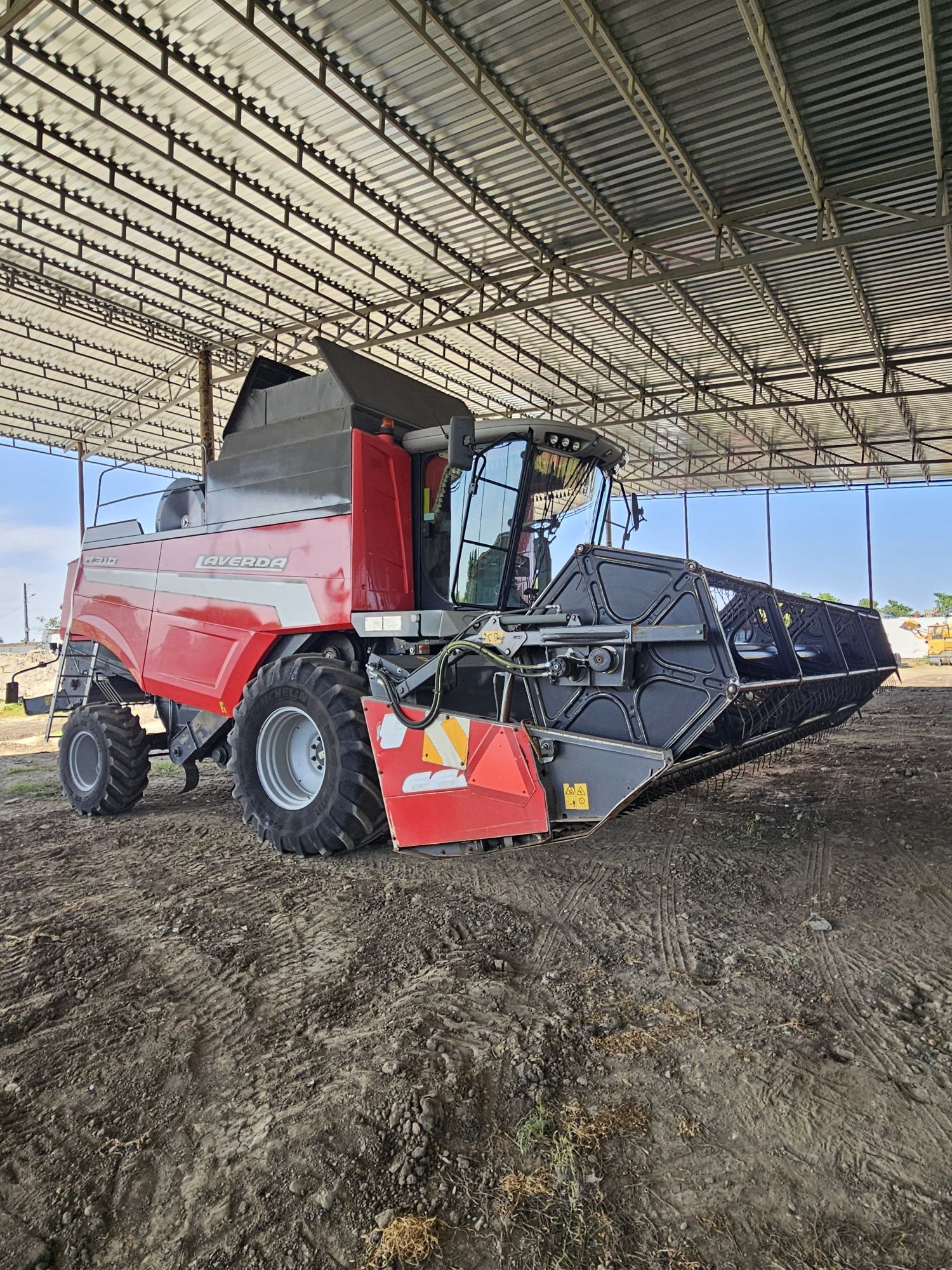 Vând urgent combina laverda m310