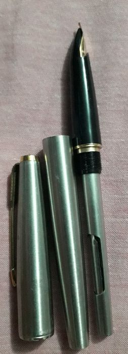 Stilou Parker , cu penita de aur .