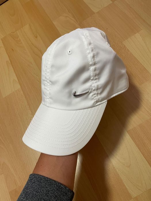 Бяла шапка  nike