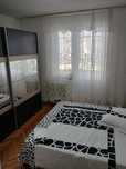 Închiriez apartament cu trei  camere în spate la primarie  et 1
