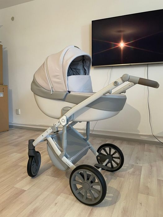 Продам стильную коляску Anex