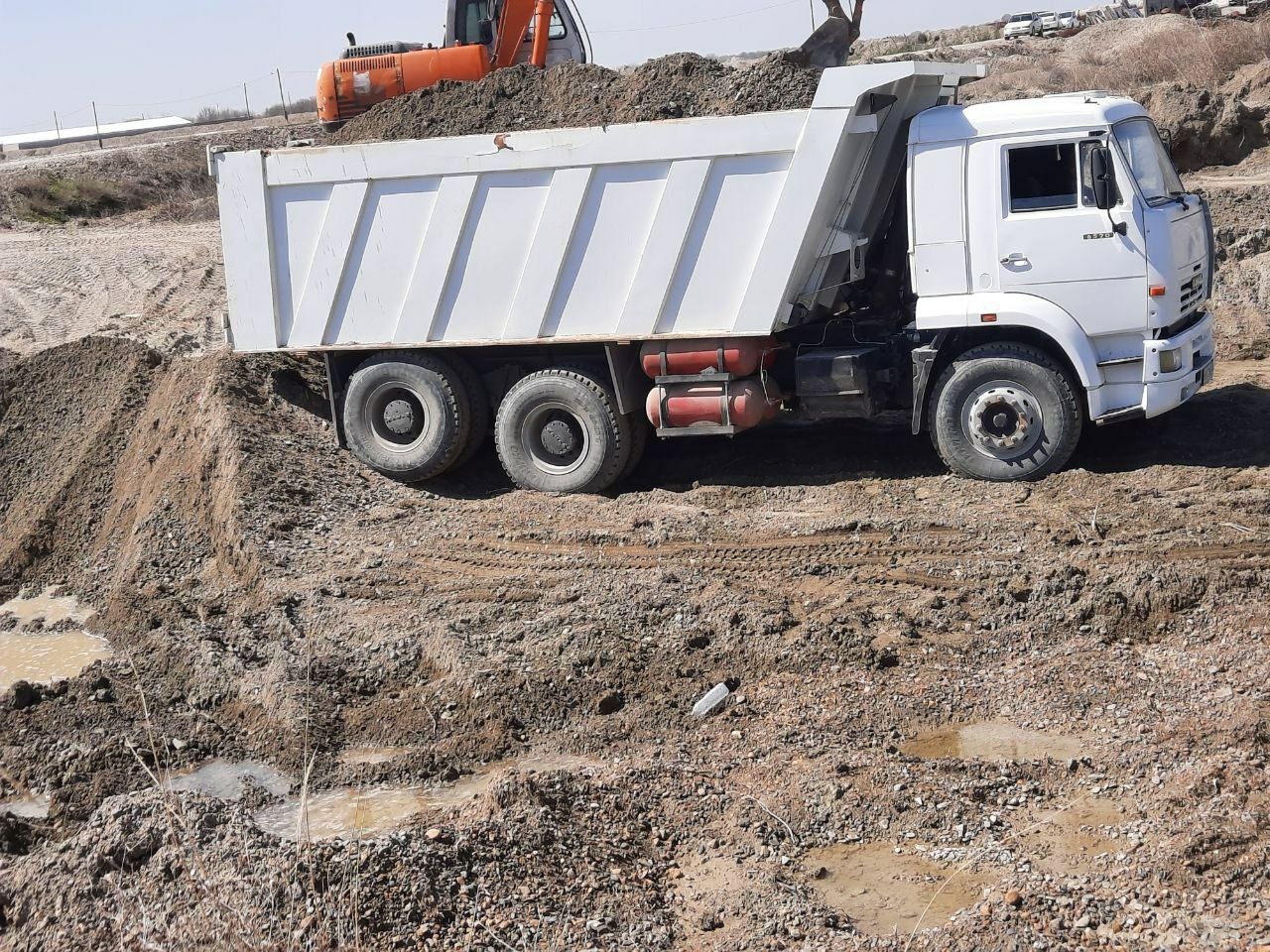 KAMAZ 6520 yevro 3 sotiladi.