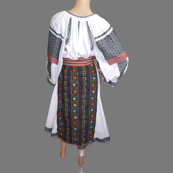Costum popular vechi lucrat manual masura M-L , port popular Oltenia