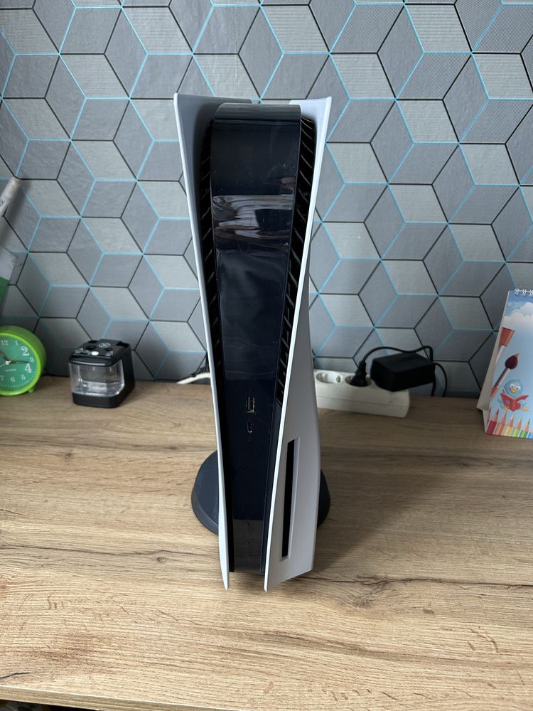 Ps5 с 11 игри и два джойстика