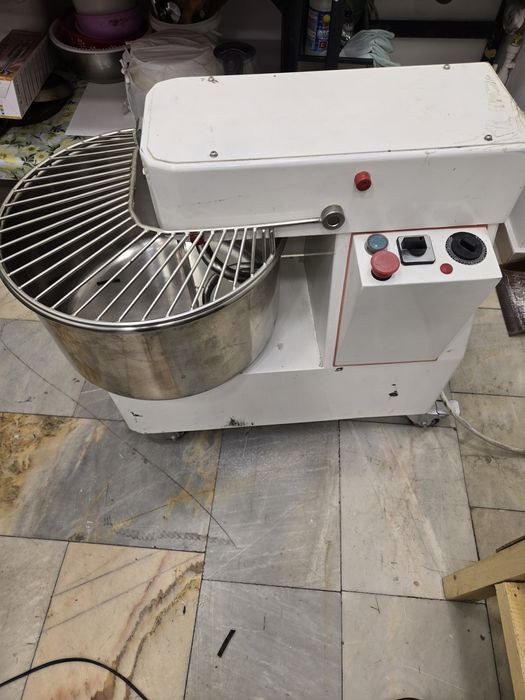 Продается Итальянская тестомесильная машина