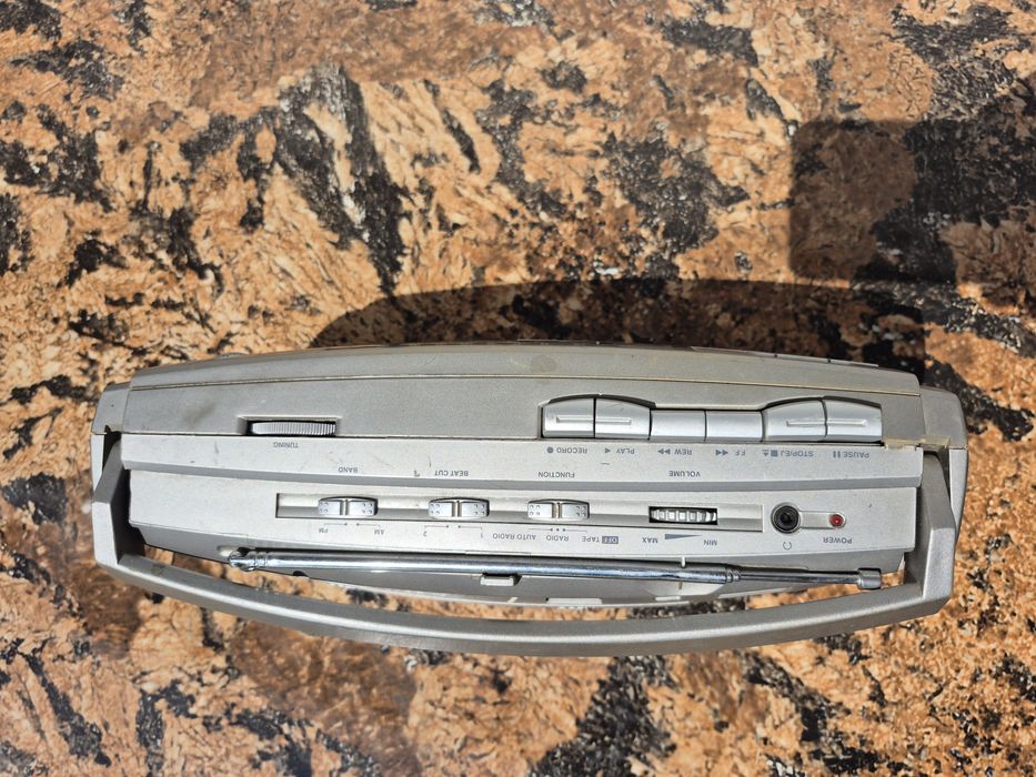 Radio Casetofon mono marca Universum model CRT- 1000
