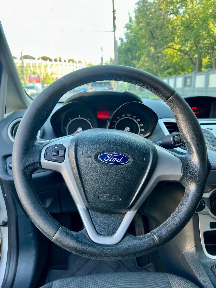Vând Ford Fiesta 2012