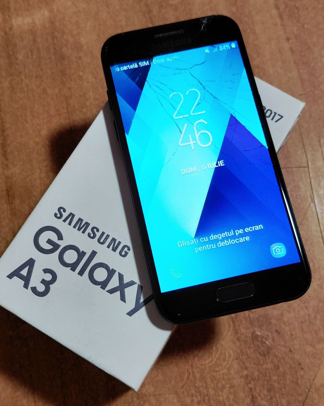 Vand cu husa si cutie, Samsung A3-2017. Sticla fisurata.
