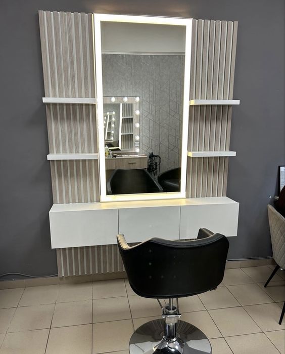 Продавам фрисьорско работно място и стол към него .