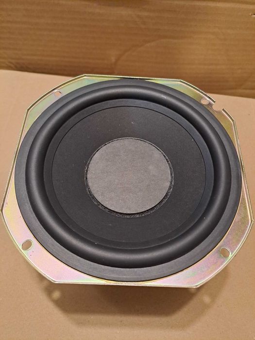 Нискочистотен " басов" говорител ,2 броя sony,  made in Japan 18.5 см.