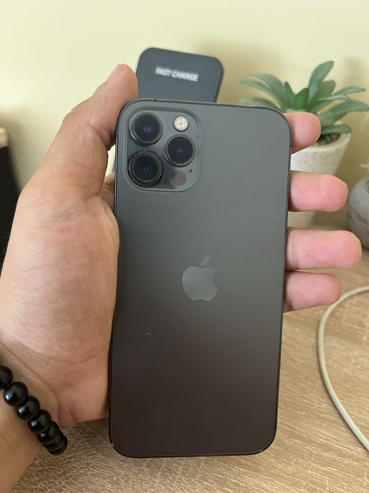 Iphone 12 pro 256GB+ 2 кейса+ 4 стъклени протектора ПОДАРЪК!