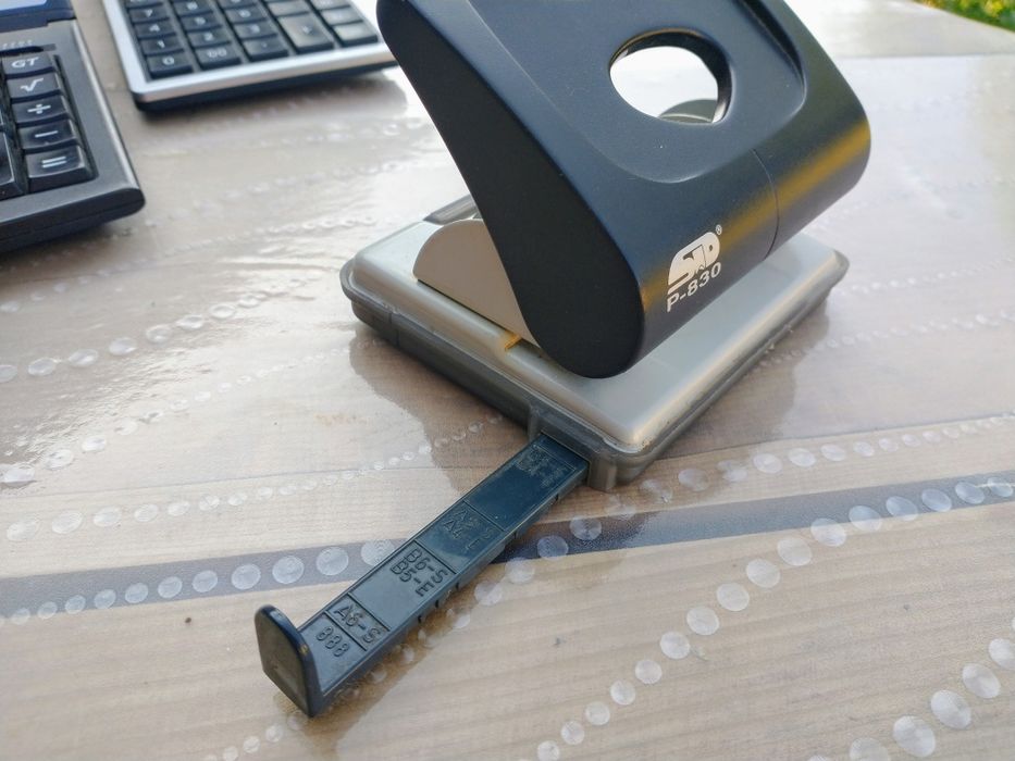 Set birotică: 2 calculatoare, 2 perforatoare, 1 capsator