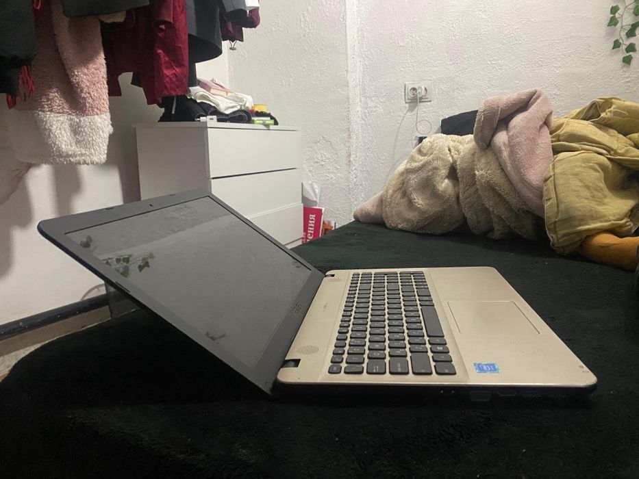 Продаи ноутбук Asus. Стоит 40.000 отдам за 35.000