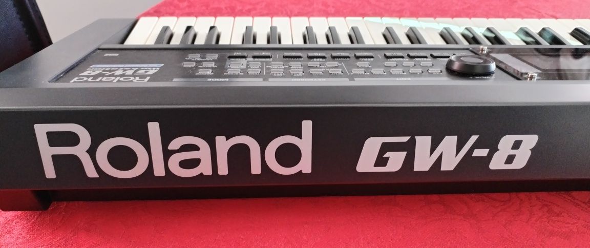 Продавам Roland GW-8 Workstation