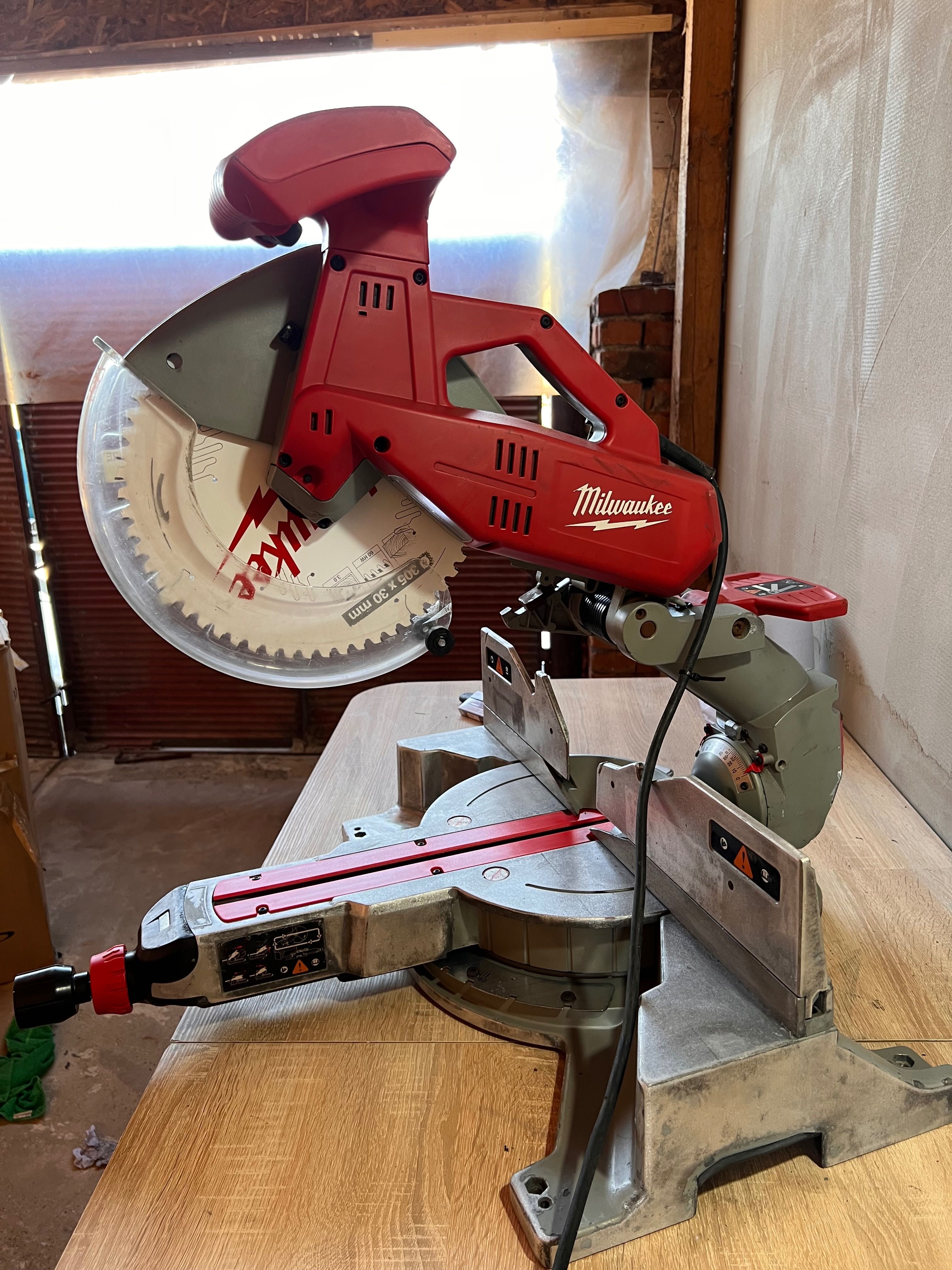 Milwaukee MS305DB Потапящ циркуляр с герунг