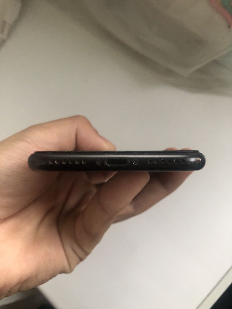 Продам IPhone 7