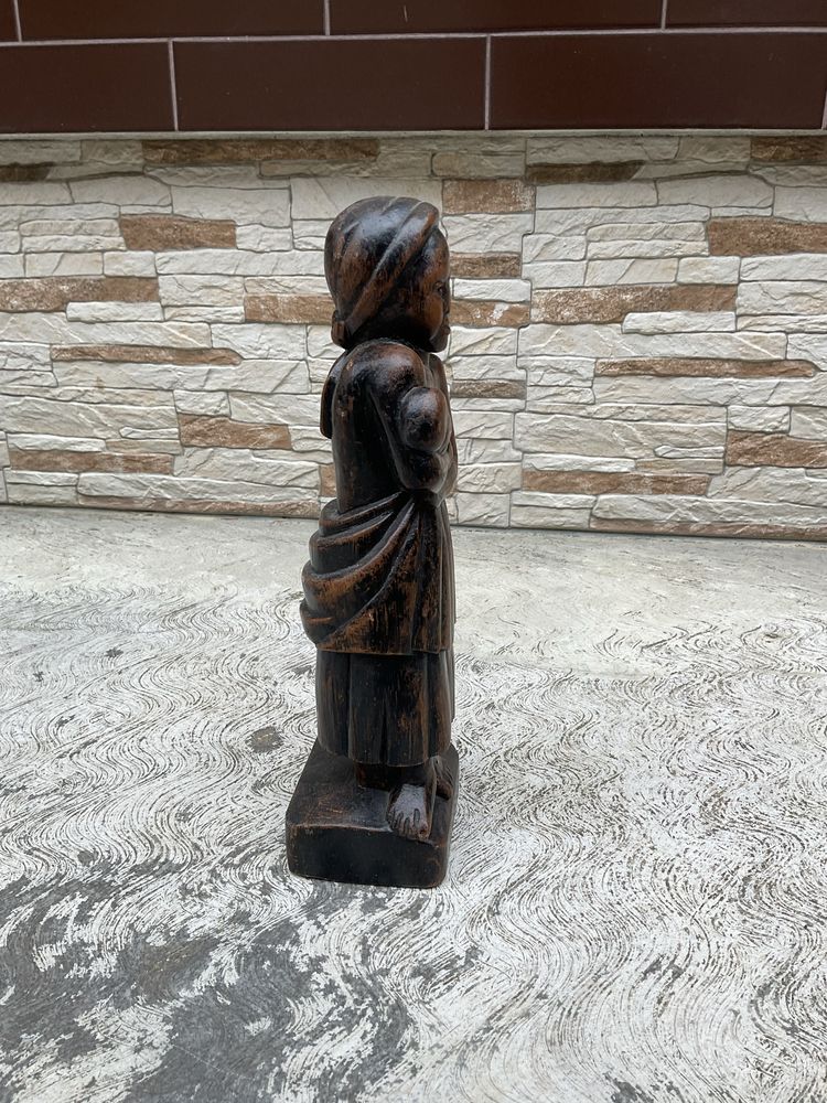Sculptura din lemn “Mama și copilul”