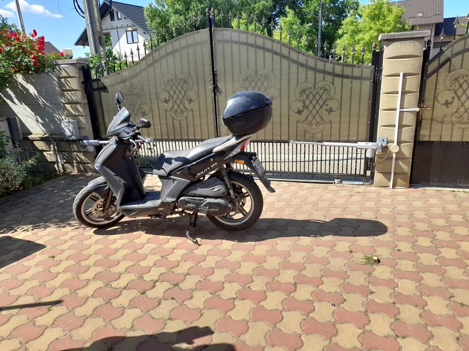 Vând moto-scuter