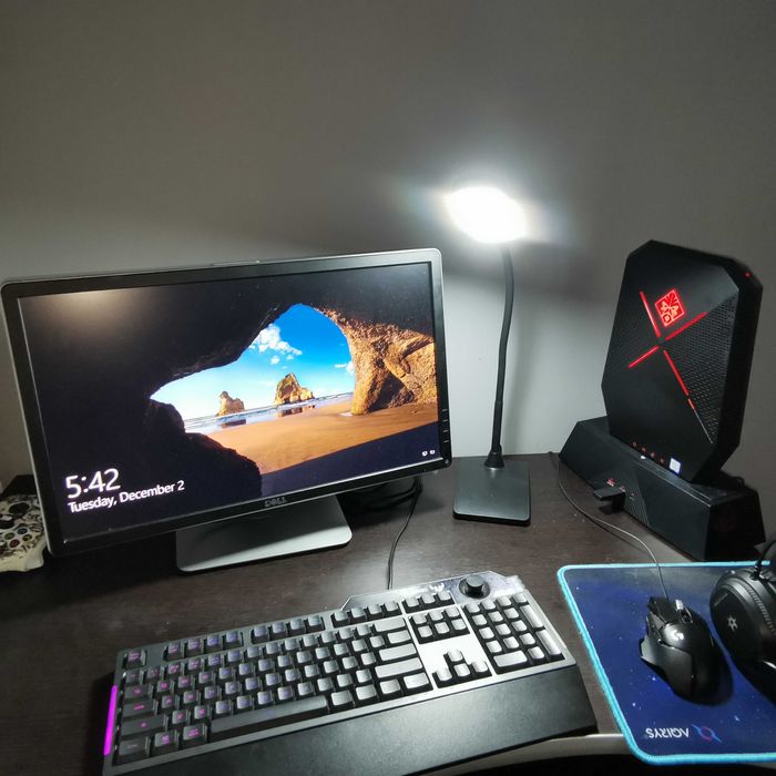 Unitate+monitor+tastatura(nu cea din poza)