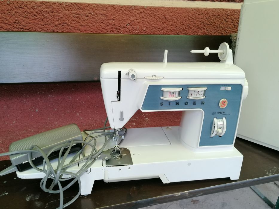 Masina de cusut electric Singer 764