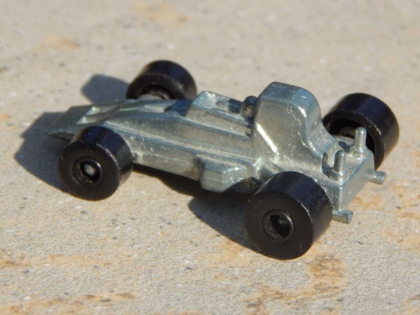 Macheta masina Formula 1 Surtees TS19 sc 1:87 metalica